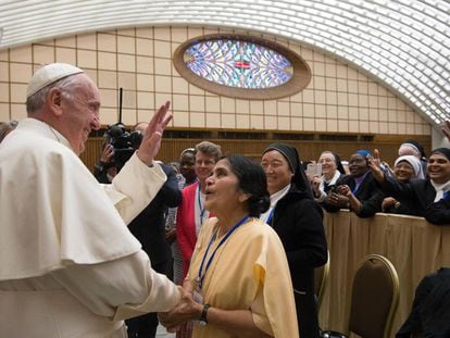 O Papa em sua reunião com as madres superioras.