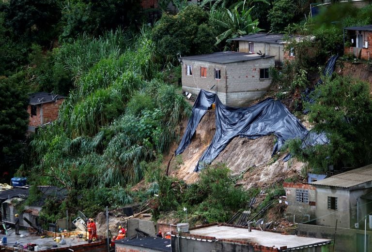 Rescue workers search the site of a mudslide, after heavy rains at Vila Ideal neighborhood in Belo Horizonte, Minas Gerais state, Brazil January 24, 2020. REUTERS/Cristiane Mattos