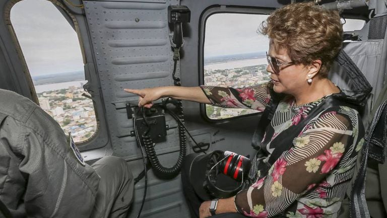 Dilma sobrevoa áreas alagadas em Uruguaiana.