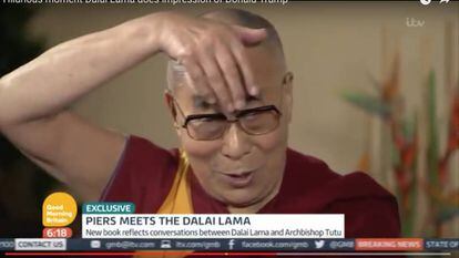 Dalai Lama durante a paródia sobre o topete de Trump.