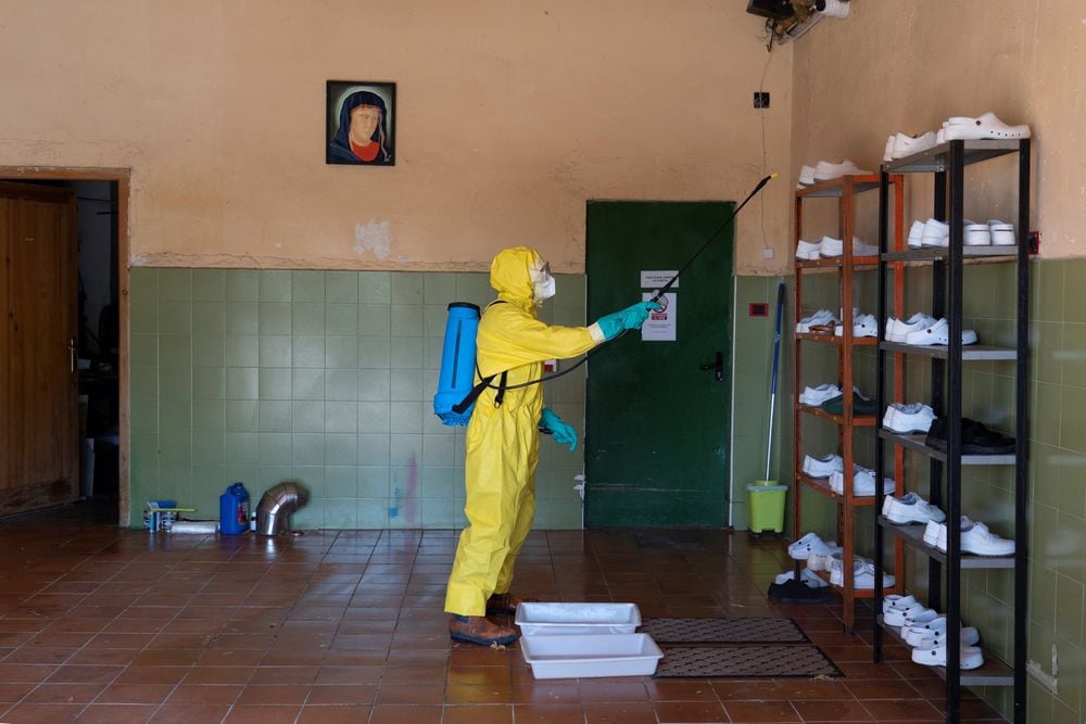 Fumigar calçadas, desinfetar sapatos e outros atos inúteis do “teatro da pandemia”