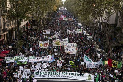 Imagem da última marcha em Buenos Aires, que reuniu 150.000 pessoas.