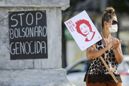 Manifestante participa de protesto 'Stop Bolsonaro' em Lisboa, no último domingo.
