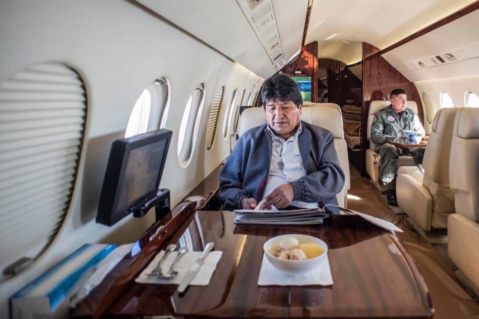 Evo Morales folheia os jornais, na última terça-feira, no avião presidencial.