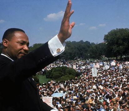 O discurso proferido por Martin Luther King em 28 de agosto de 1963 no Memorial de Lincoln, em Washington, foi um dos acontecimentos cruciais do movimento pelos direitos civis que surgira nos Estados Unidos no final da década anterior. Marcou pelo simbolismo do cenário (aos pés da estátua de Abraham Lincoln, o presidente que 100 anos antes assinara a abolição da escravidão) e pelo caráter poético de breve discurso de 17 minutos, que culminou com o famoso mantra “Eu tenho um sonho”, repetido exatamente nove vezes. Jogando com a ideia do sonho americano, King disse que o seu era o de um país sem diferenças raciais. O ativista foi assassinado enquanto proferia outro discurso, em 1968. Na foto, Martin Luther King acena para a multidão durante a marcha pelo trabalho e a liberdade, no Memorial de Lincoln em Washington, em 1963.