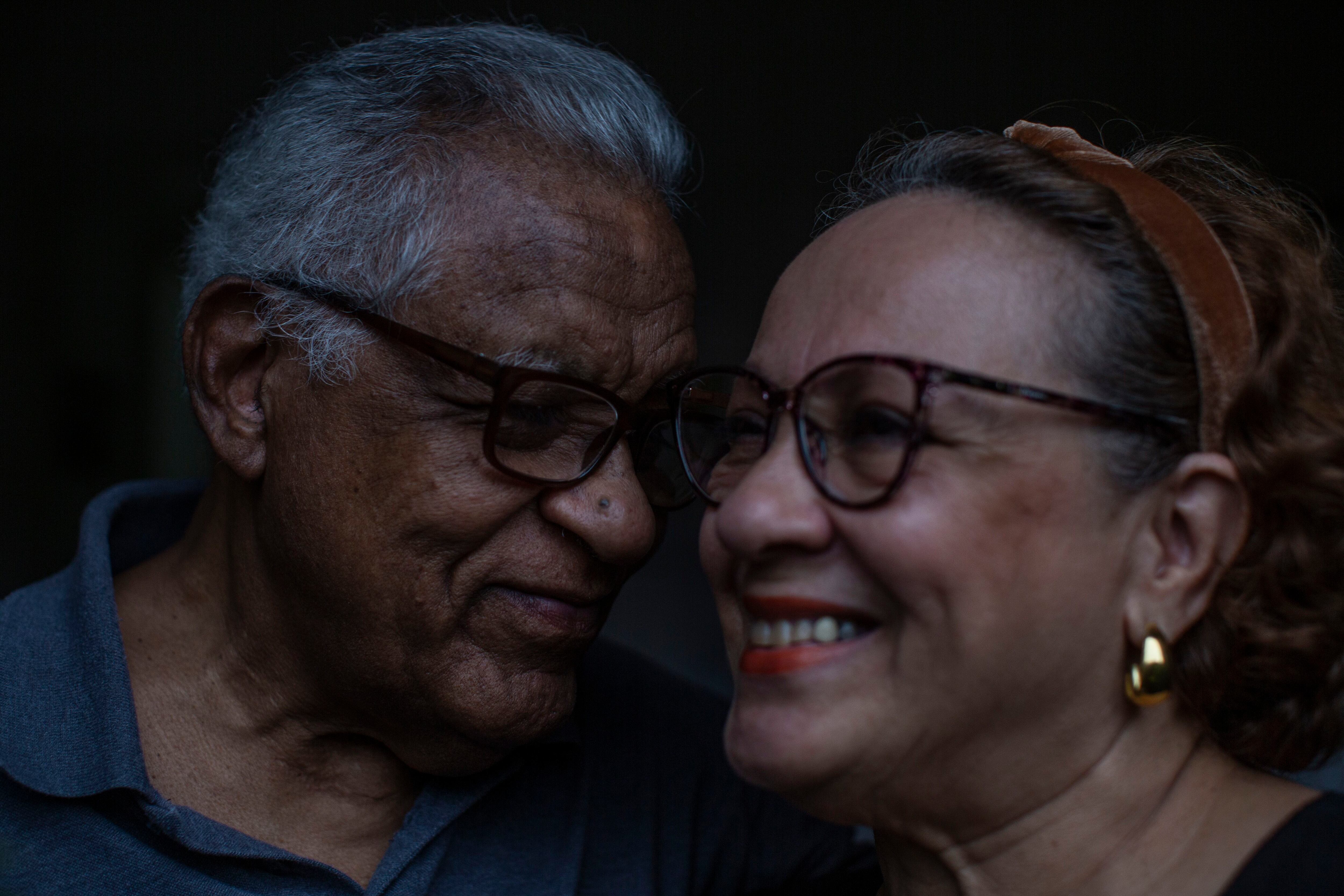 Raúl e sua esposa, Elvira, moram em São Paulo agora: 