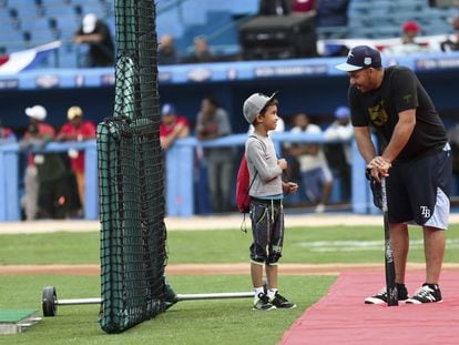 Jogador do Tampa Bay Rays conversa com um menino no Estádio Latino-Americano.