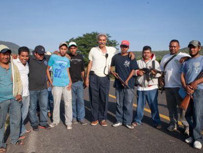 Grupo civil armado, em 26 de outubro, antes de entrar na cidade Apatzingo, no centro do México