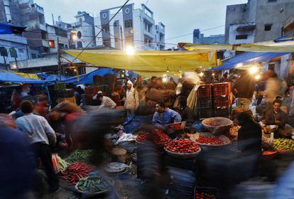 Um mercado de verduras, na cidade de Déli.