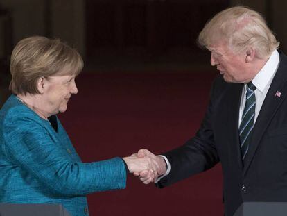 Donald Trump aperta a mão da chanceler alemã, Angela Merkel.