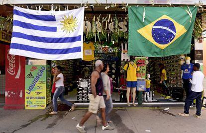 Sete Lagoas, pronta para o Mundial com bandeiras do Brasil e do Uruguai.