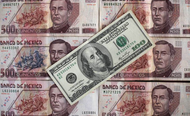Pesos mexicanos e dólares.