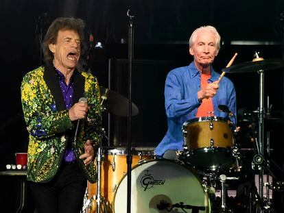 Charlie Watts se apresenta ao lado de Mick Jagger, durante um show no Rose Bowl, Pasadena, em 2019.