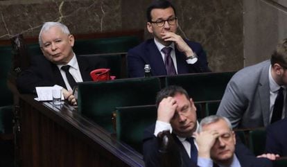 Jaroslaw Kaczynski, à esquerda, sentado sentado ao lado do primeiro-ministro Mateusz Morawiecki no Congreso.