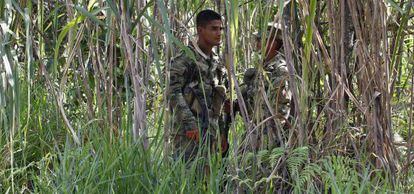 Soldados no local de uma emboscada contra militares executada na sexta-feira pelas FARC.