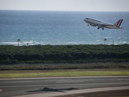 Um avião decola do Aeroporto do Prat em Barcelona.