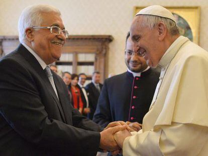 Francisco cumprimenta o presidente palestino, Mahmoud Abbas, no Vaticano.