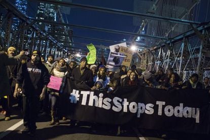 Milhares de pessoas protestam contra a polícia em Nova York.