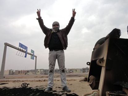 Um rebelde faz o sinal da vitória em uma estrada de Fallujah, no Iraque.