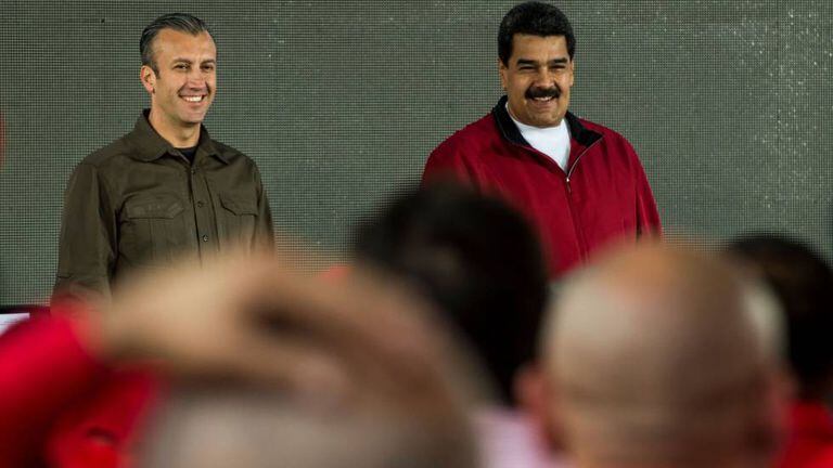 Foto tirada em 31 de janeiro de 2017 mostra o presidente Nicolas Maduro (dir.) e seu vice-presidente, Tareck El Aissami, em um ato com trabalhadoras na PDVSA
