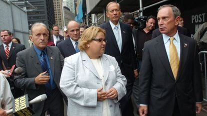 Alicia Esteve fingiu ser uma das sobreviventes dos atentados do 11-S e chegou a presidir uma associação em memória das vítimas. Na fotografia, com o prefeito Bloomberg (direita) e o ex-prefeito Giuliani (atrás), em 2005.