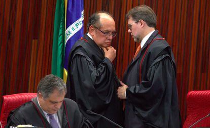 Gilmar Mendes e Dias Toffoli no plenário do TSE.