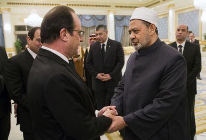O grão-imã Ahmed al-Tayeb saúda François Hollande, em um ato protocolar em Riad, em 24 de janeiro.