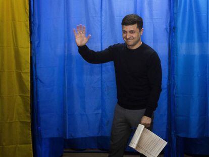 Volodymyr Zelenskiy saúda aos meios, neste domingo em um colégio eleitoral de Kiev.