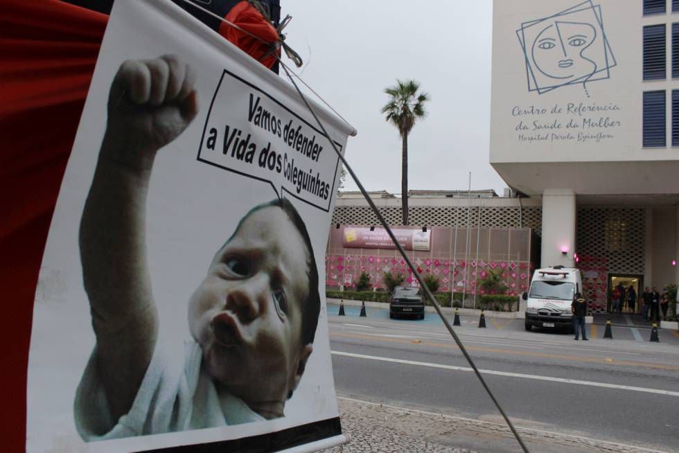 Cartaz contra o aborto com imagem de criança foi colocada em frente ao hospital que atende vítimas de abuso sexual.