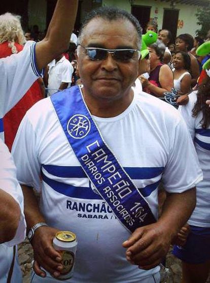 Único remanescente de time campeão em Sabará, Djair desfila com faixa do título durante o carnaval da cidade.