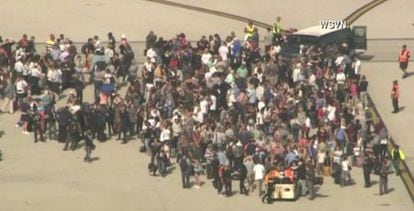 Centenas de passageiros foram evacuados às pistas do aeroporto.