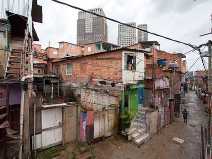 Favela Panorama com o Parque Cidade Jardim ao fundo.