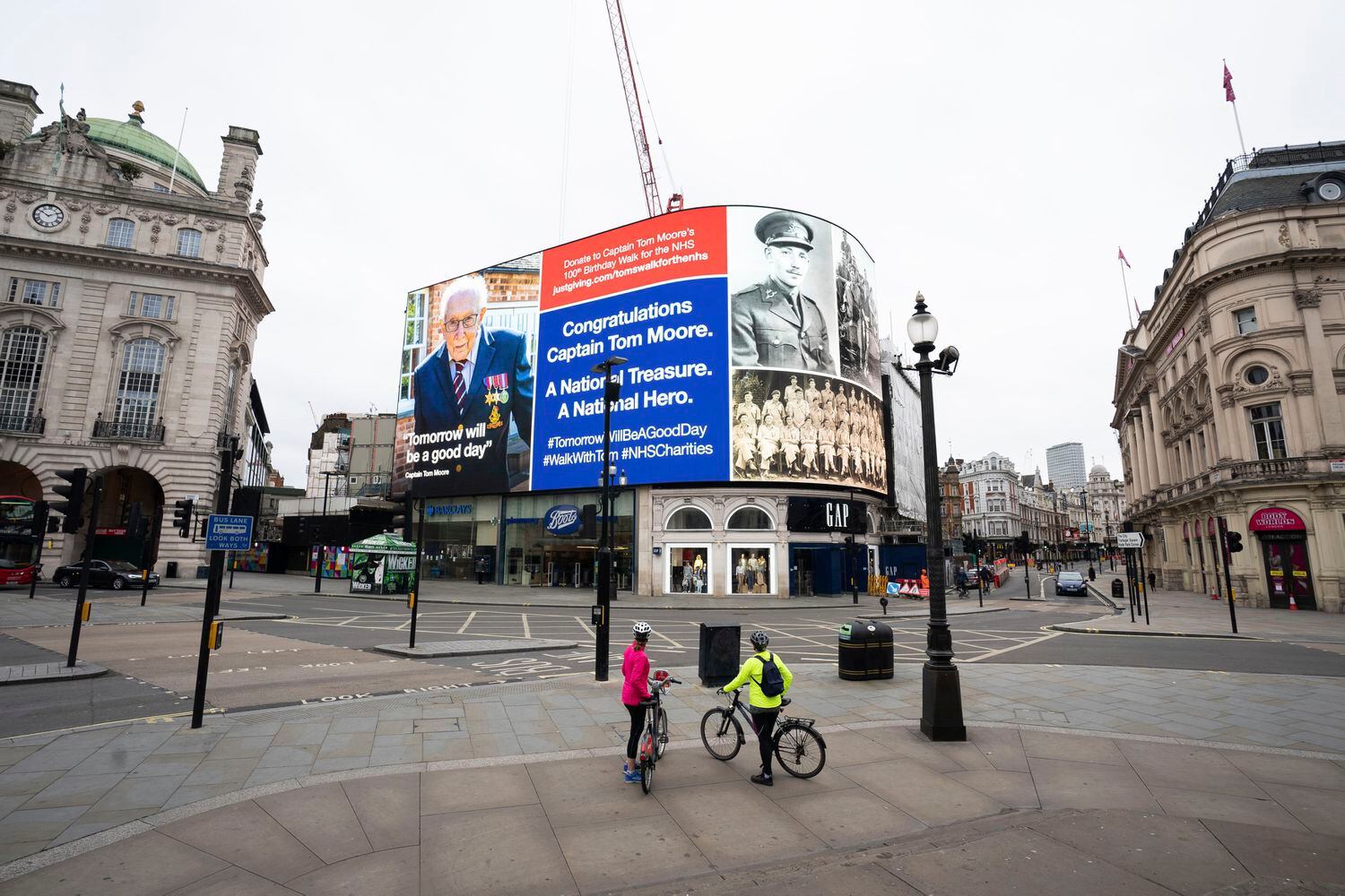 Dois ciclistas no sábado em Piccadilly Circus, em Londres.