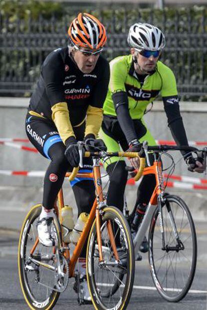 Imagem de arquivo de John Kerry, esquerda, em bicicleta.