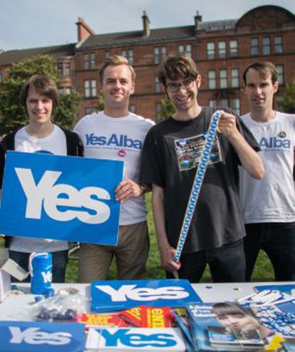 Membros do Generation Yes, um grupo de jovens independentistas, no sábado em Glasgow.
