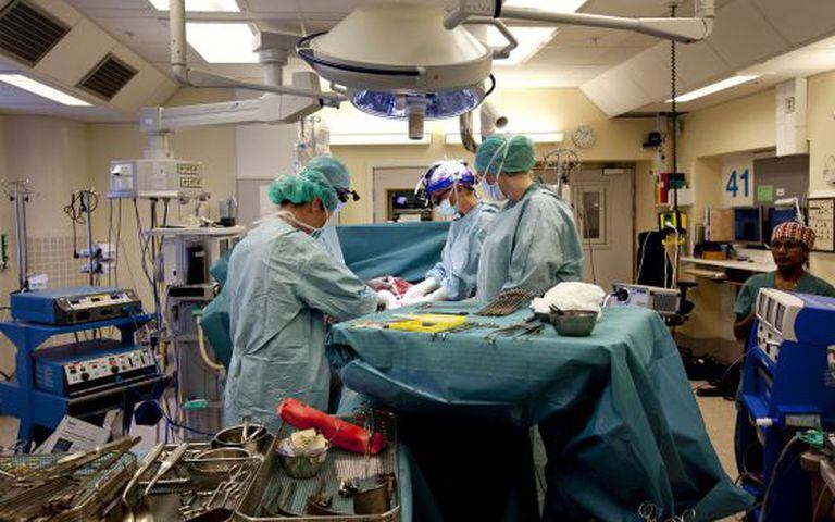 Equipe médica realizando um transplante de útero em abril.