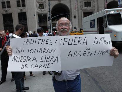 Um homem protesta fora do consulado argentino em Nova York.