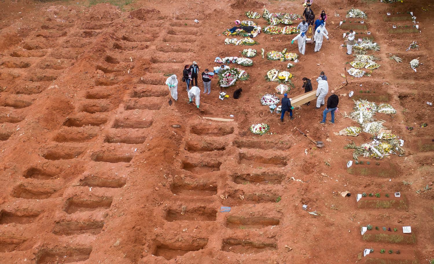 Enterros no cemitério da Vila Formosa, em São Paulo, no dia 15 de julho.