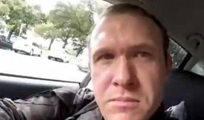 Brenton Tarrant, no vídeo gravado antes de entrar na mesquita Al Noor, de Christchurch (Nova Zelândia) para iniciar a matança