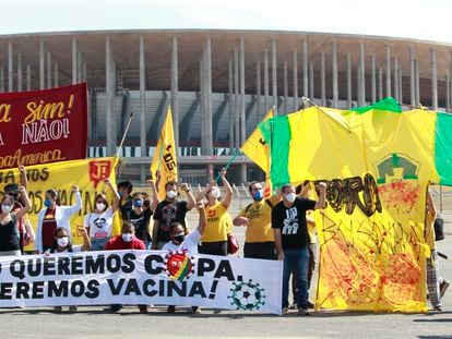 Protesto contra a realização da Copa América no Brasil, neste domingo, em frente ao estádio Mané Garrincha, em Brasília