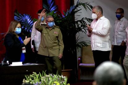 Raúl Castro, primeiro secretário do Partido Comunista, faz uma saudação na sessão inaugural do VIII Congresso do Partido Comunista de Cuba, acompanhado pelo presidente, Miguel Díaz-Canel.