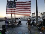 Una bandera de EE UU en el parque de la playa de Venice, Los Ángeles, cerrado por la pandemia, el viernes.