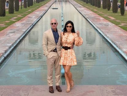 O dono da Amazon, Jeff Bezos, e sua namorada Lauren Sanchez, diante do Taj Mahal, na última quarta-feira, 21 de janeiro.