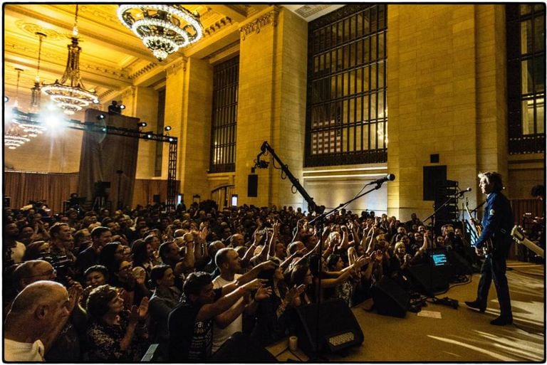 Foto do show na Grand Central Station publicada na conta oficial do Facebook de Paul McCartney.