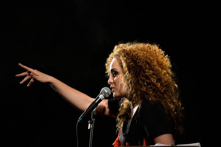 A cantora Aíla, em show no festival Se Rasgum.