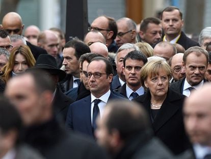 Hollande, Merkel e Valls participam de ato em Paris.