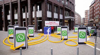 Protesto contra política de dados do WhatsApp em frente à sede da empresa em Hamburgo (Alemanha).