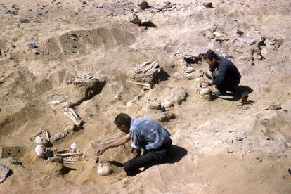 Imagem da escavação do cemitério 117 na década de 1960, antes de ser coberto por uma represa.
