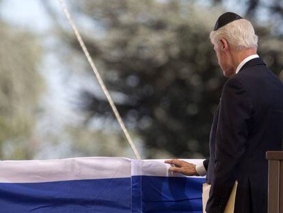 O presidente dos EUA Bill Clinton presta suas homenagens diante do caixão do ex-presidente israelense e prêmio Nobel da Paz, Shimon Peres.