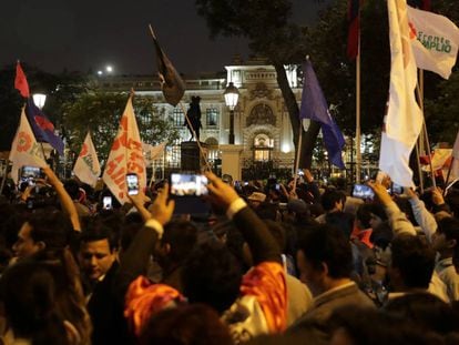Seguidores de Martín Vizcarra em frente ao Congresso na noite de terça-feira.